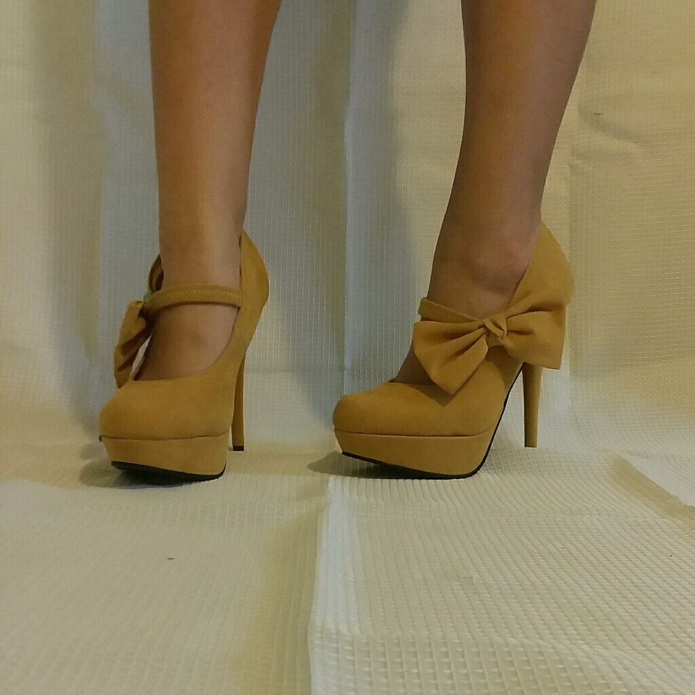 Yellow stilleto closed toe pumps with 5" heel